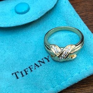 Tiffany & Co. 18K yellow gold Ladies Diamond Ring!